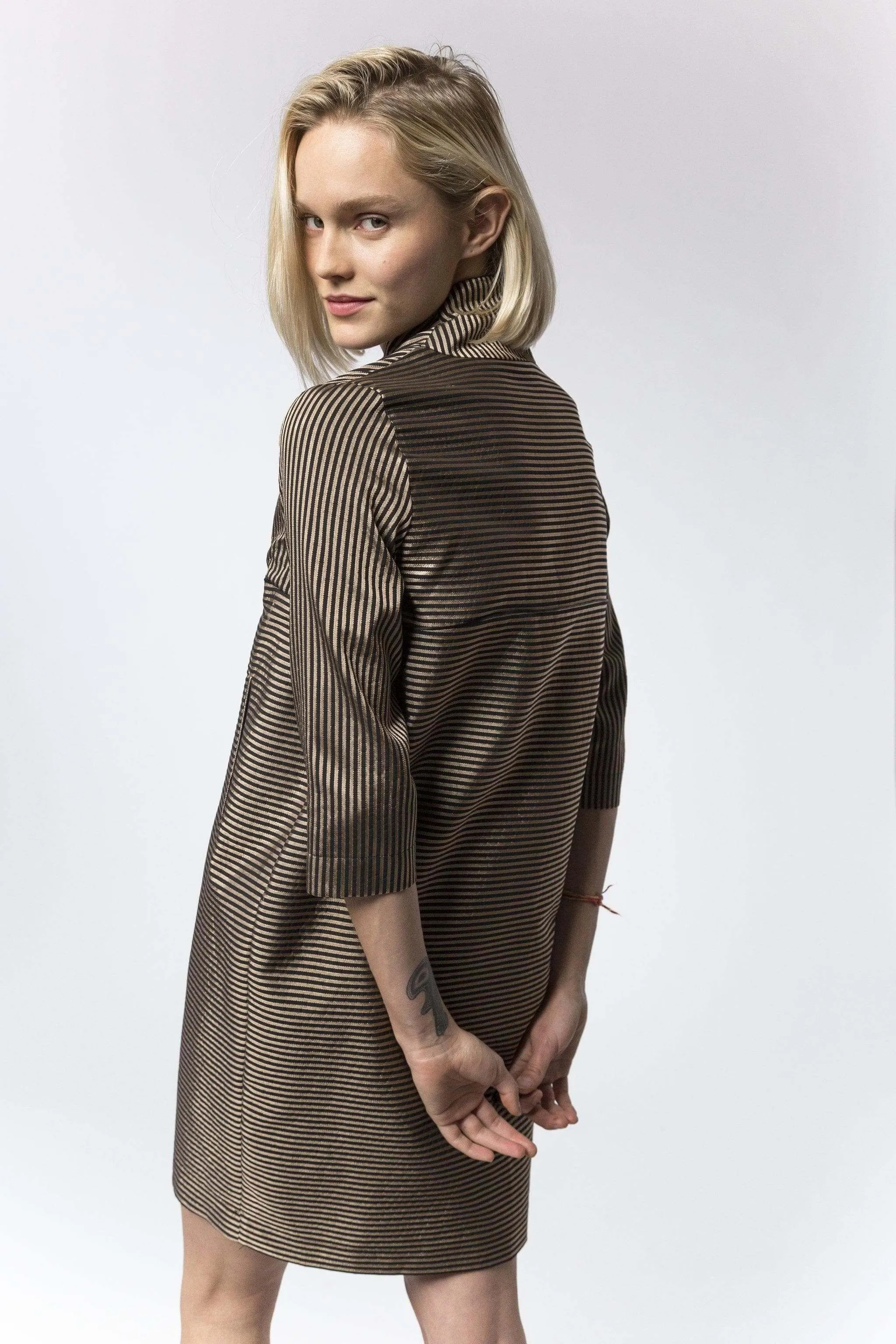 Robe de 1961 à rayures dorées