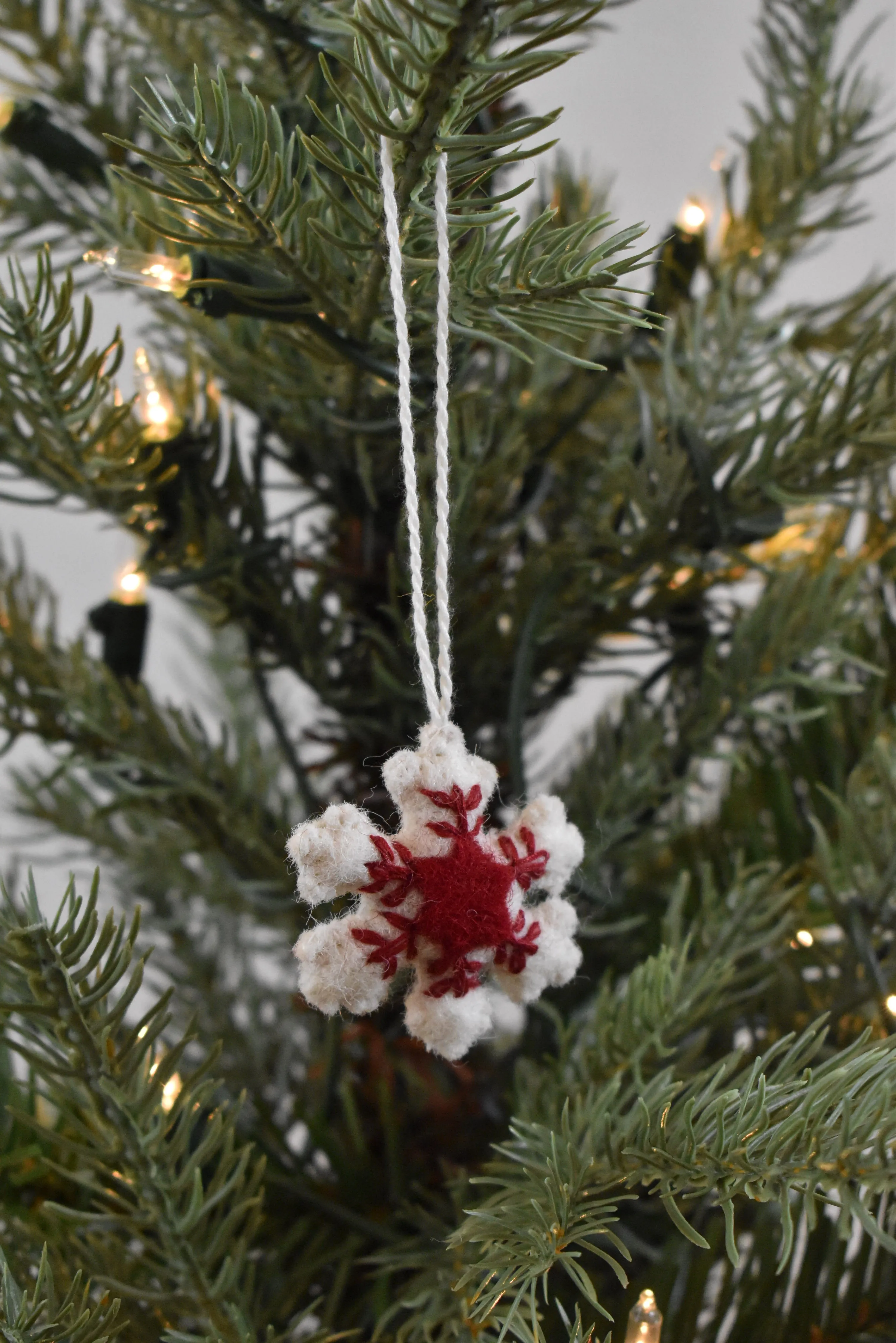 Ensemble de 24 pièces - Mini arbre de Noël emblématique pour table - En feutre de laine prêt à poser