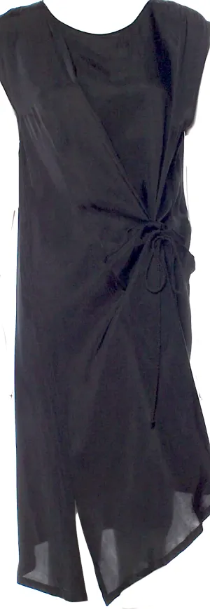 Ann Demeulemeester Belgique. Robe longueur genoux en cupro noir à encolure en cœur