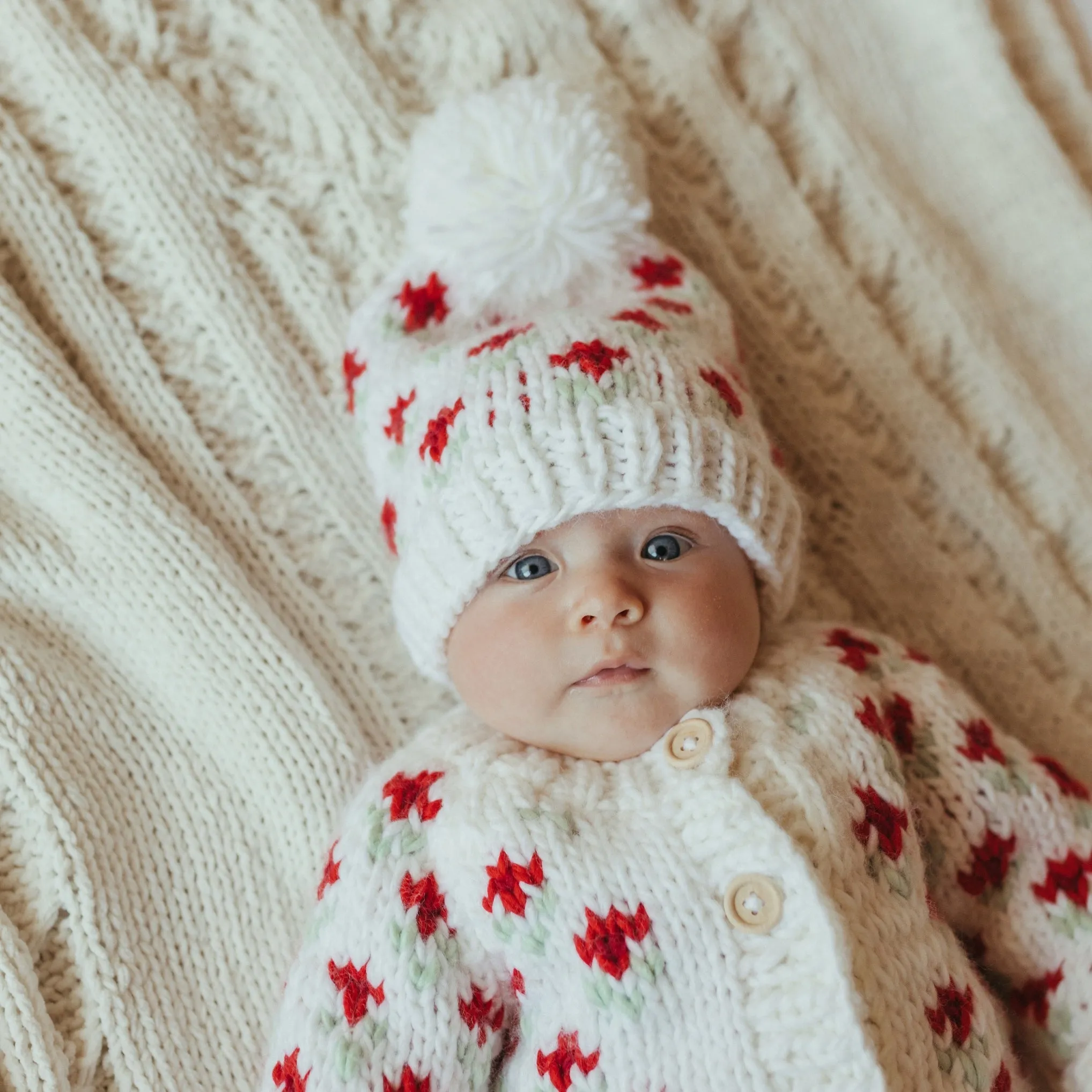 Bonnet tricoté Bitty Blooms par Huggalugs