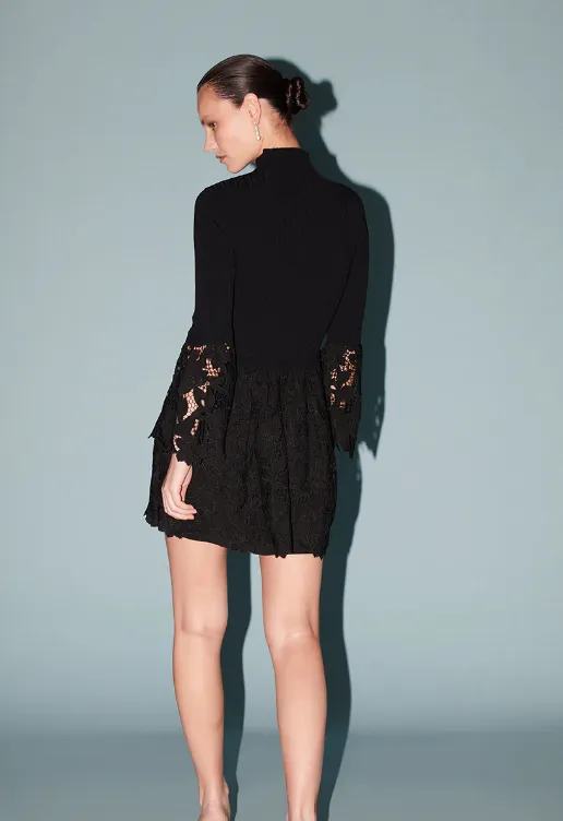 Robe mini en dentelle noire par Saylor