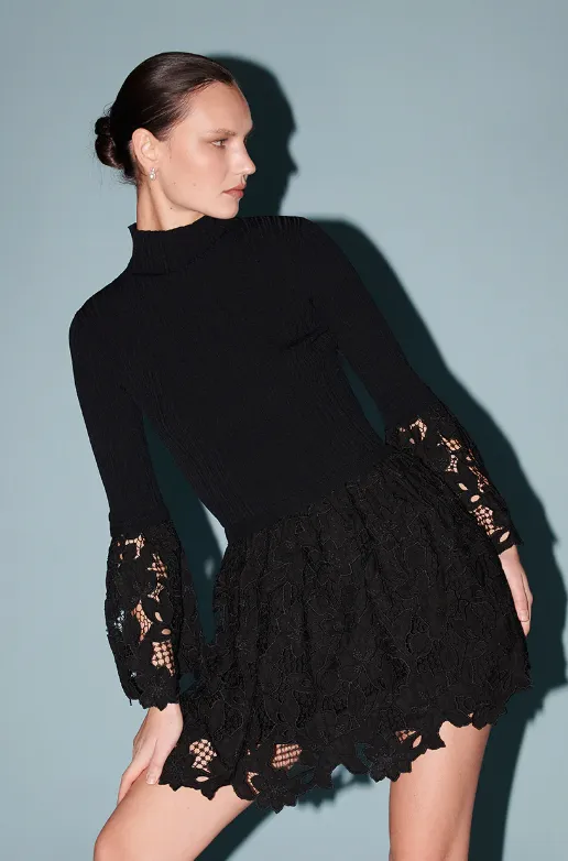 Robe mini en dentelle noire par Saylor