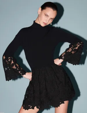 Robe mini en dentelle noire par Saylor