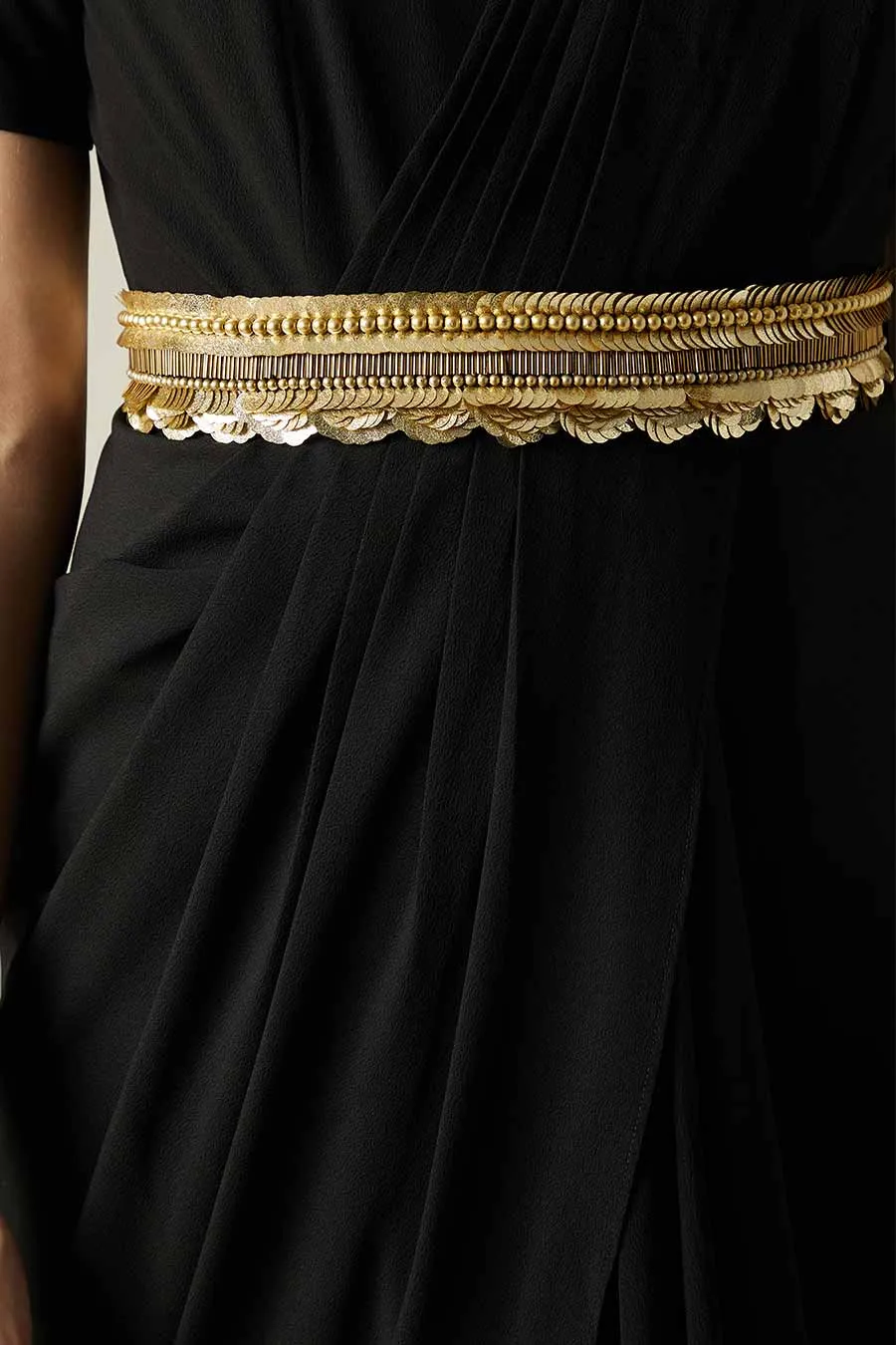 Robe Sari Plissée Noire Avec Ceinture Or Fondu