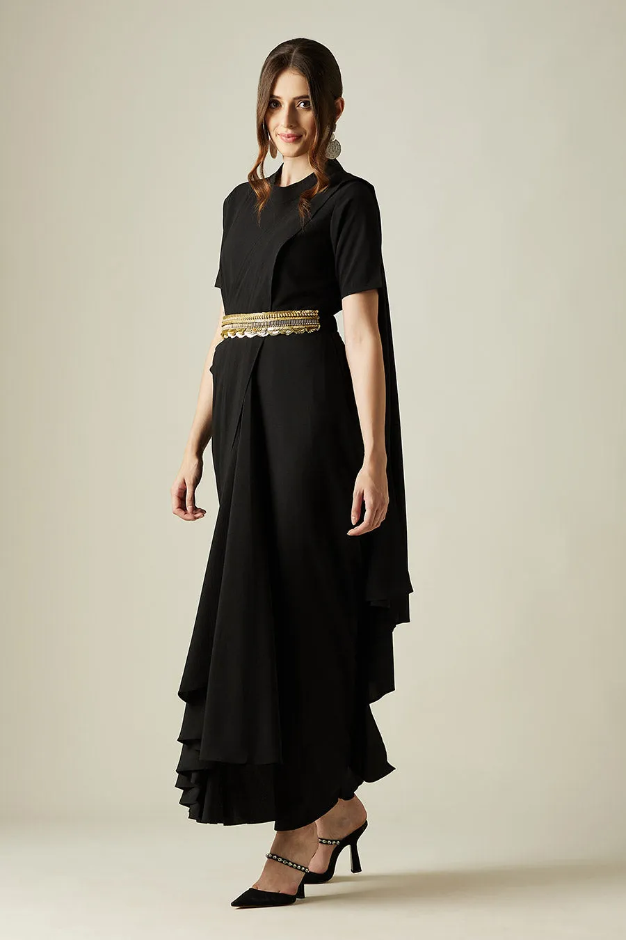 Robe Sari Plissée Noire Avec Ceinture Or Fondu