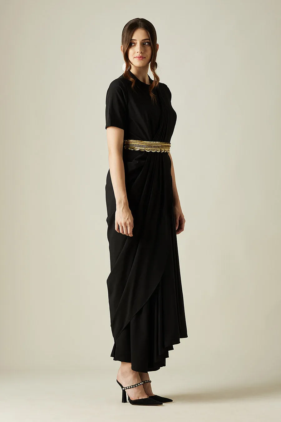 Robe Sari Plissée Noire Avec Ceinture Or Fondu