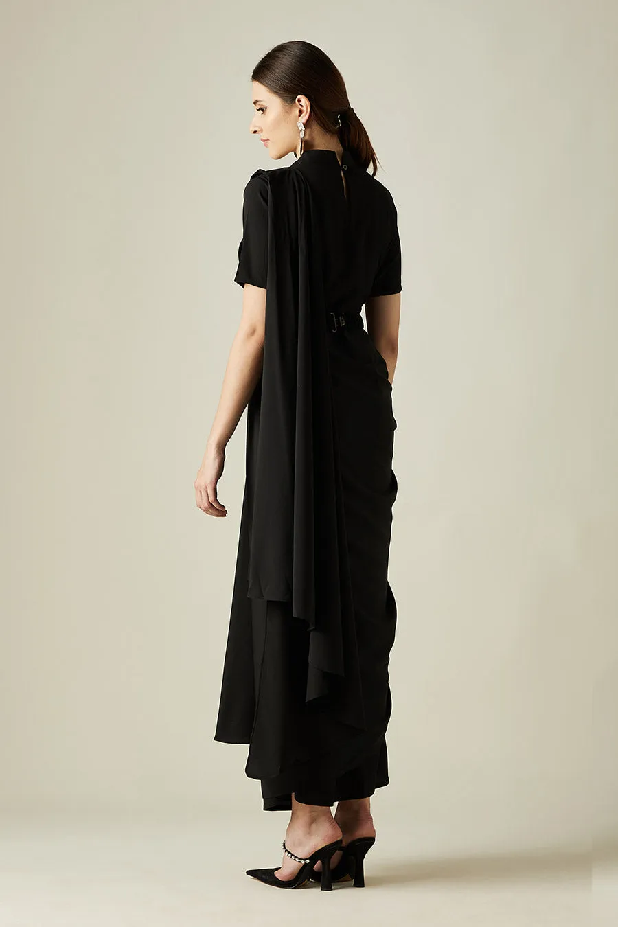 Robe Sari Plissée Noire Avec Ceinture Or Fondu