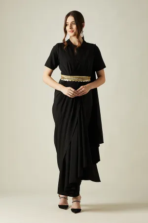 Robe Sari Plissée Noire Avec Ceinture Or Fondu