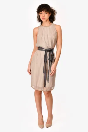 Brunello Cucinelli Robe courte ceinturée en soie taupe avec embellissements à clous Taille 6