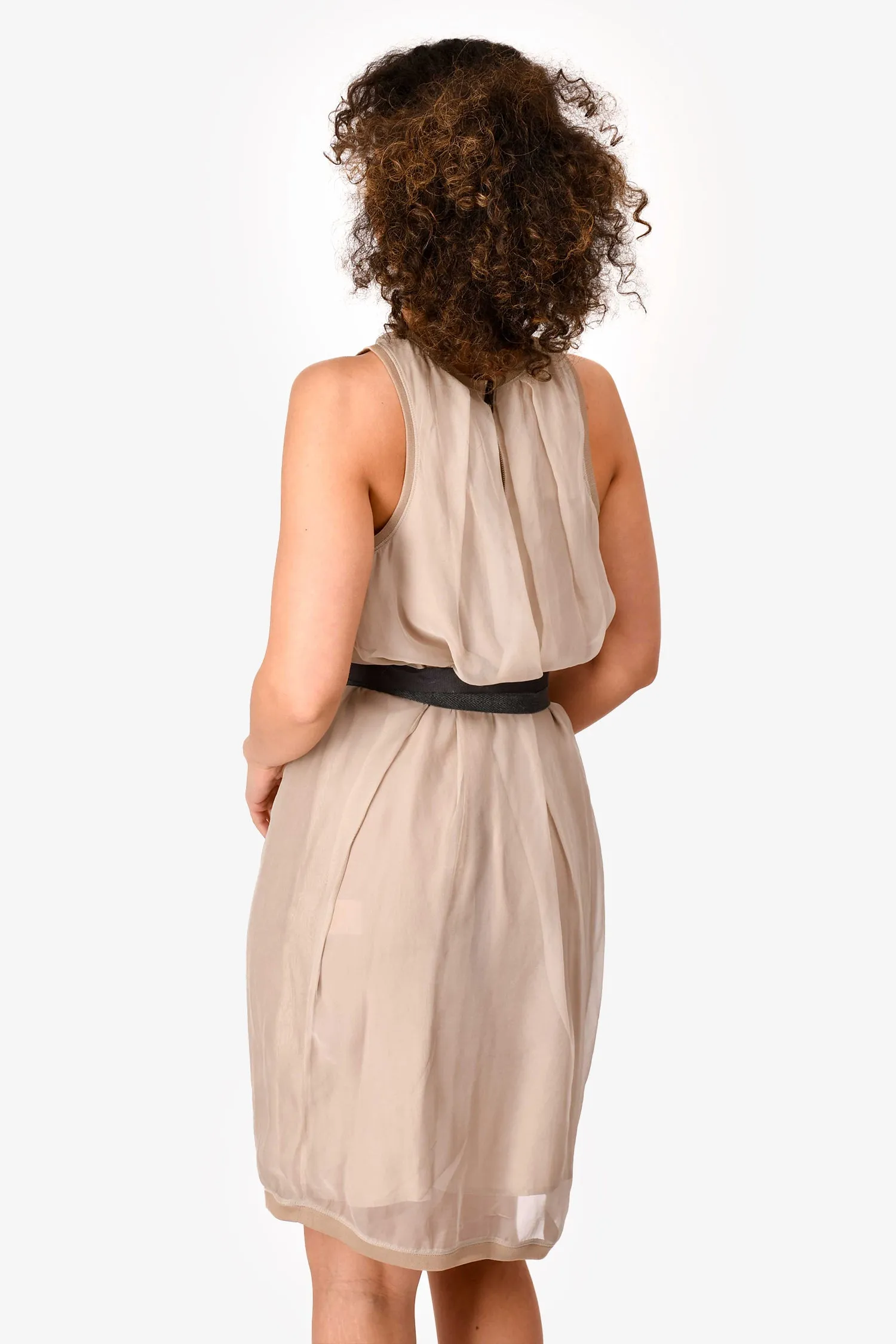 Brunello Cucinelli Robe courte ceinturée en soie taupe avec embellissements à clous Taille 6