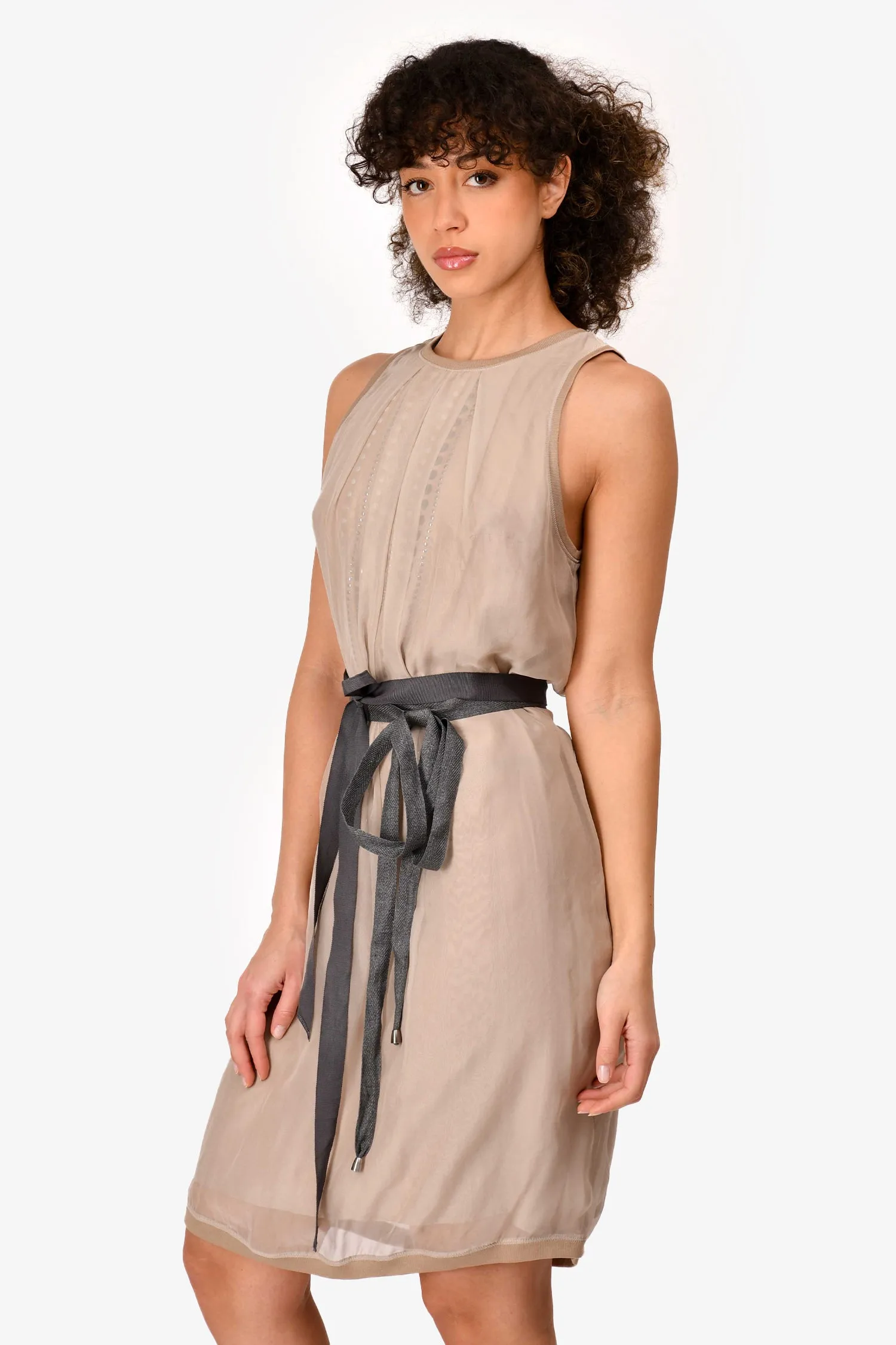 Brunello Cucinelli Robe courte ceinturée en soie taupe avec embellissements à clous Taille 6
