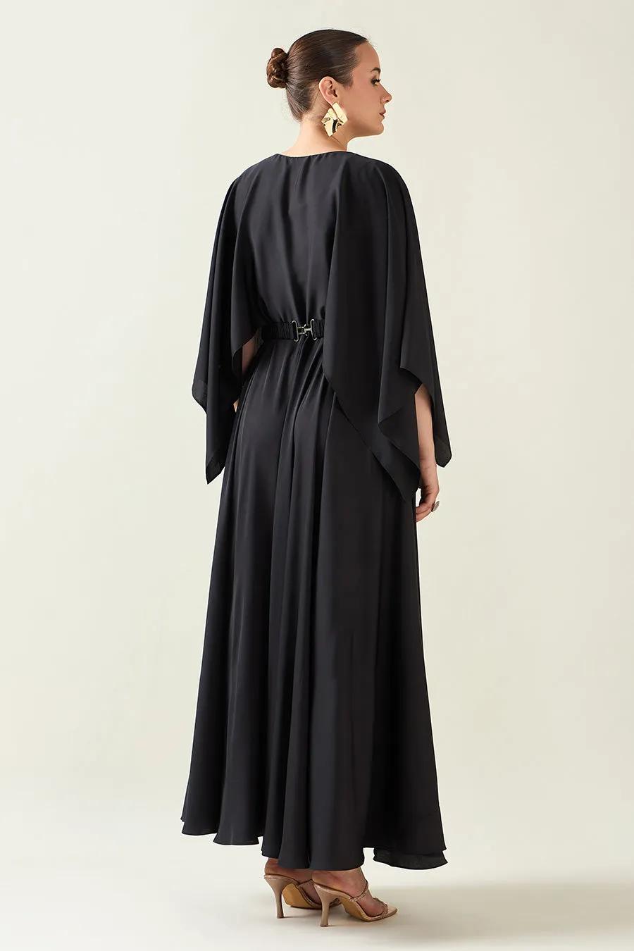 Robe noire corail avec ceinture à finition métallisée
