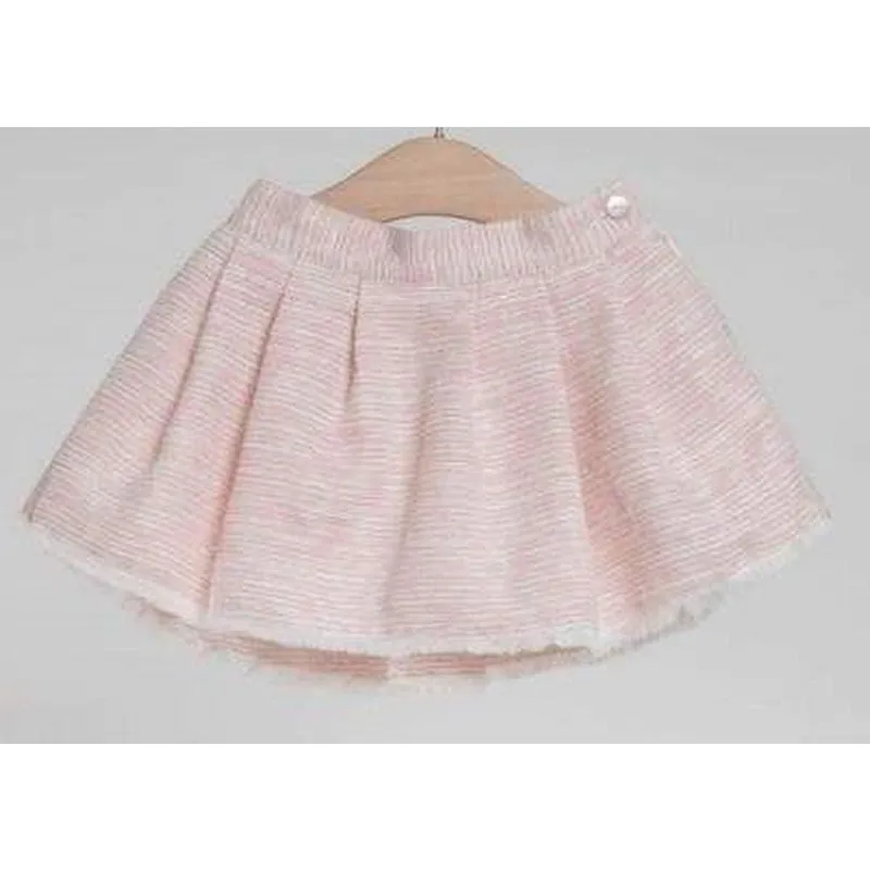 Blouse à volants crème avec jupe texturée rose