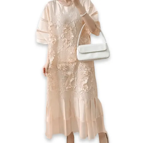 Robe mi-longue à effet froissé