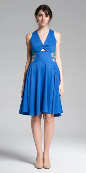 Robe longueur genoux brodée avec découpe devant - Indigo