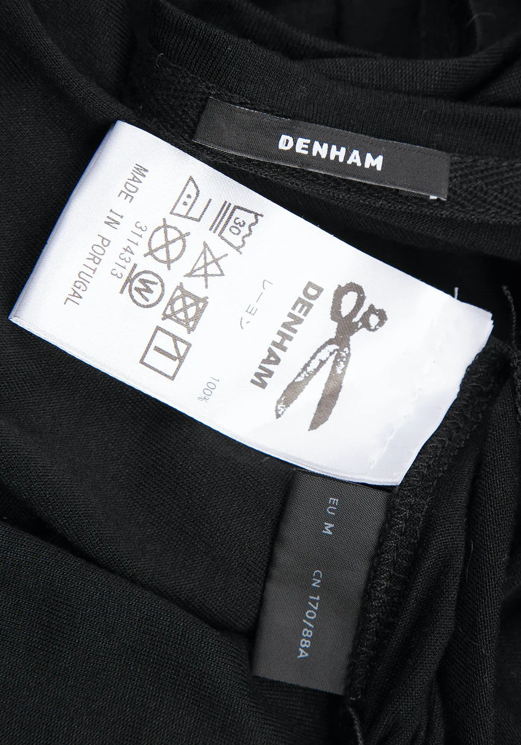 DENHA DENHAM Japon. Robe sans manches en rayonne noire avec motif enveloppant