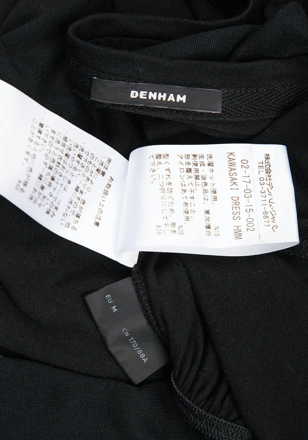 DENHA DENHAM Japon. Robe sans manches en rayonne noire avec motif enveloppant