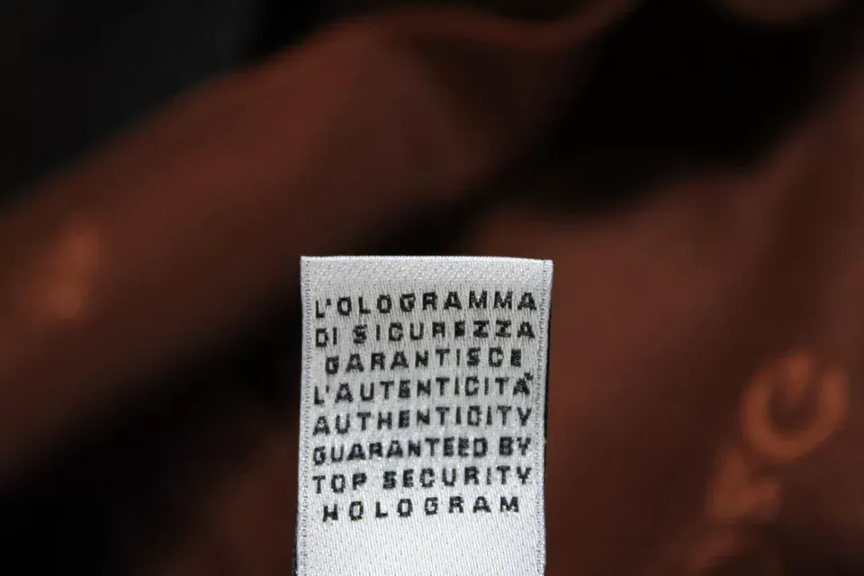 Dolce & Gabbana D&G Italie. Robe mi-longue sans manches en dentelle noire à encolure ronde