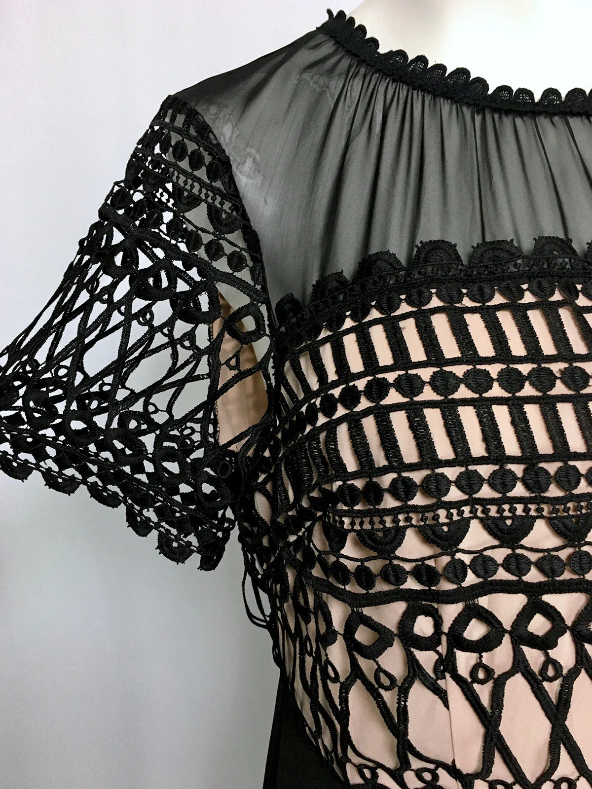 Robe en dentelle noire et beige eloqüi taille 16