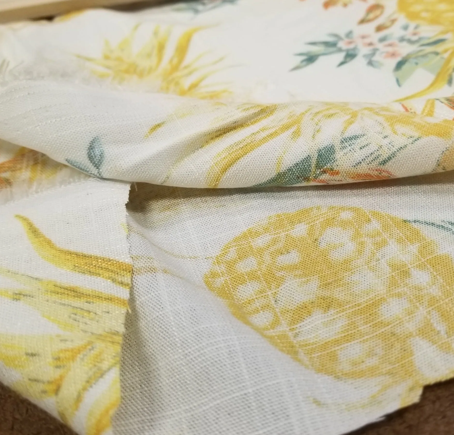 Fin de rouleau : 2 verges de Resortwear en Deadstock Designer en Rayon Souple Crème à Motif Croisé Ananas, Tissu en Lin