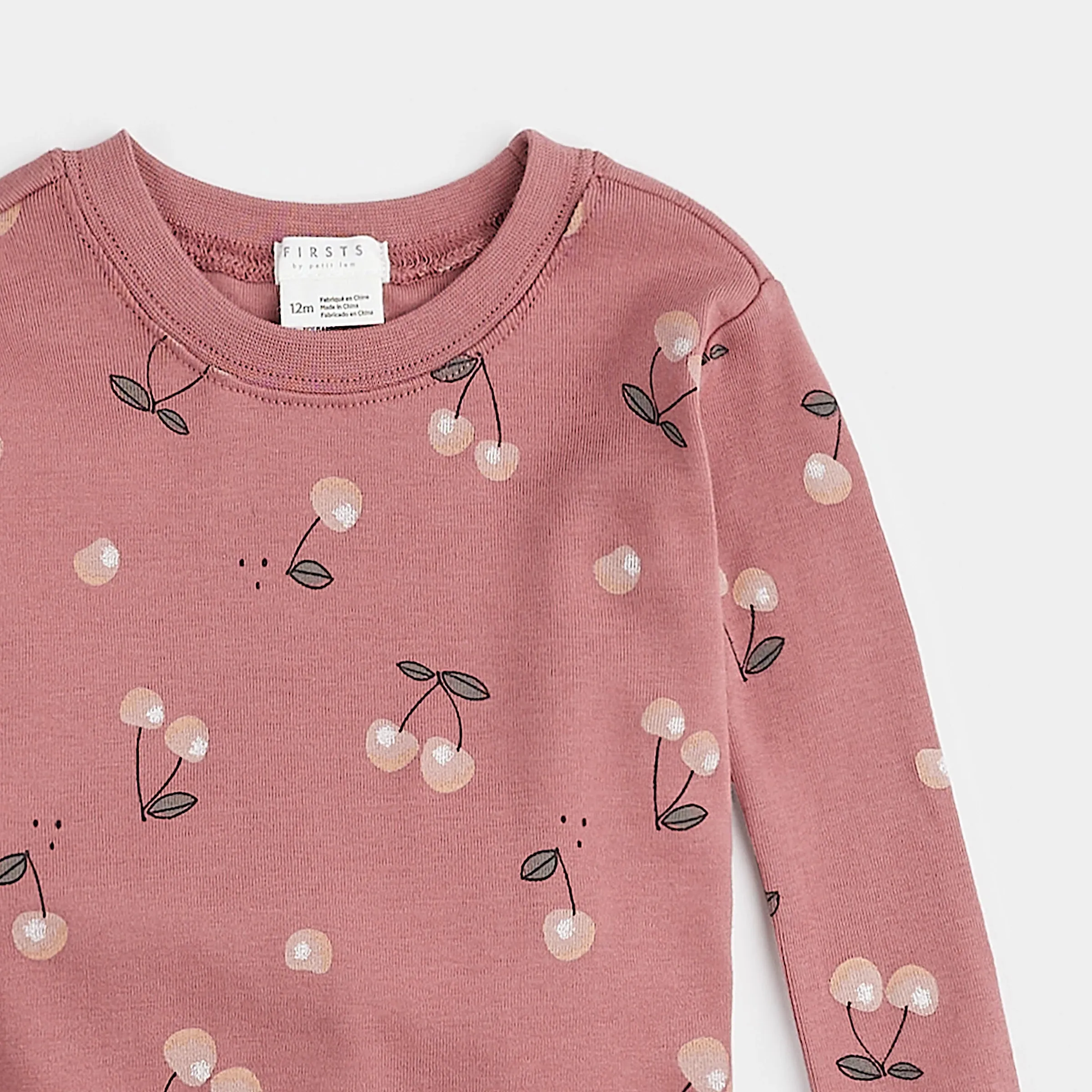 Pyjama pour bébé FIRSTS à motif cerises sur fond Jazzberry