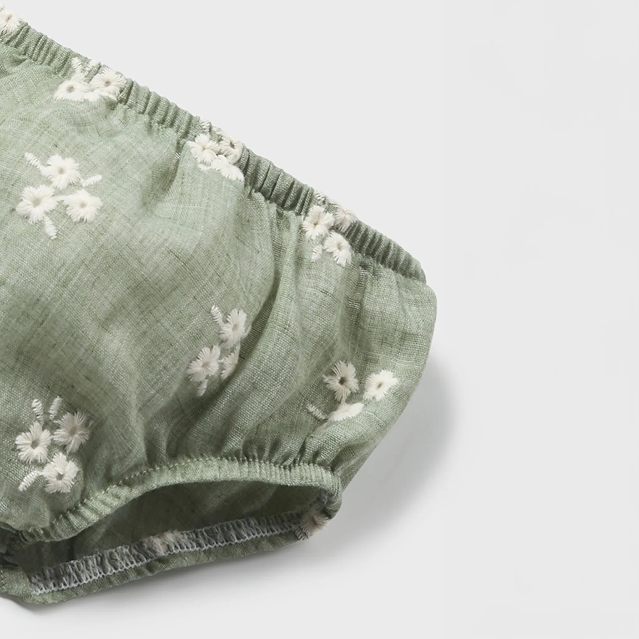 Robe brodée verte et bas