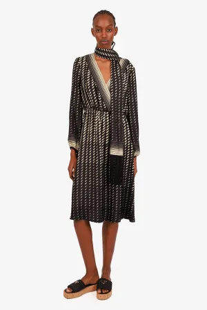 Gucci Robe en soie imprimée noir et blanc à encolure en V avec détails de franges et nœud taille 38
