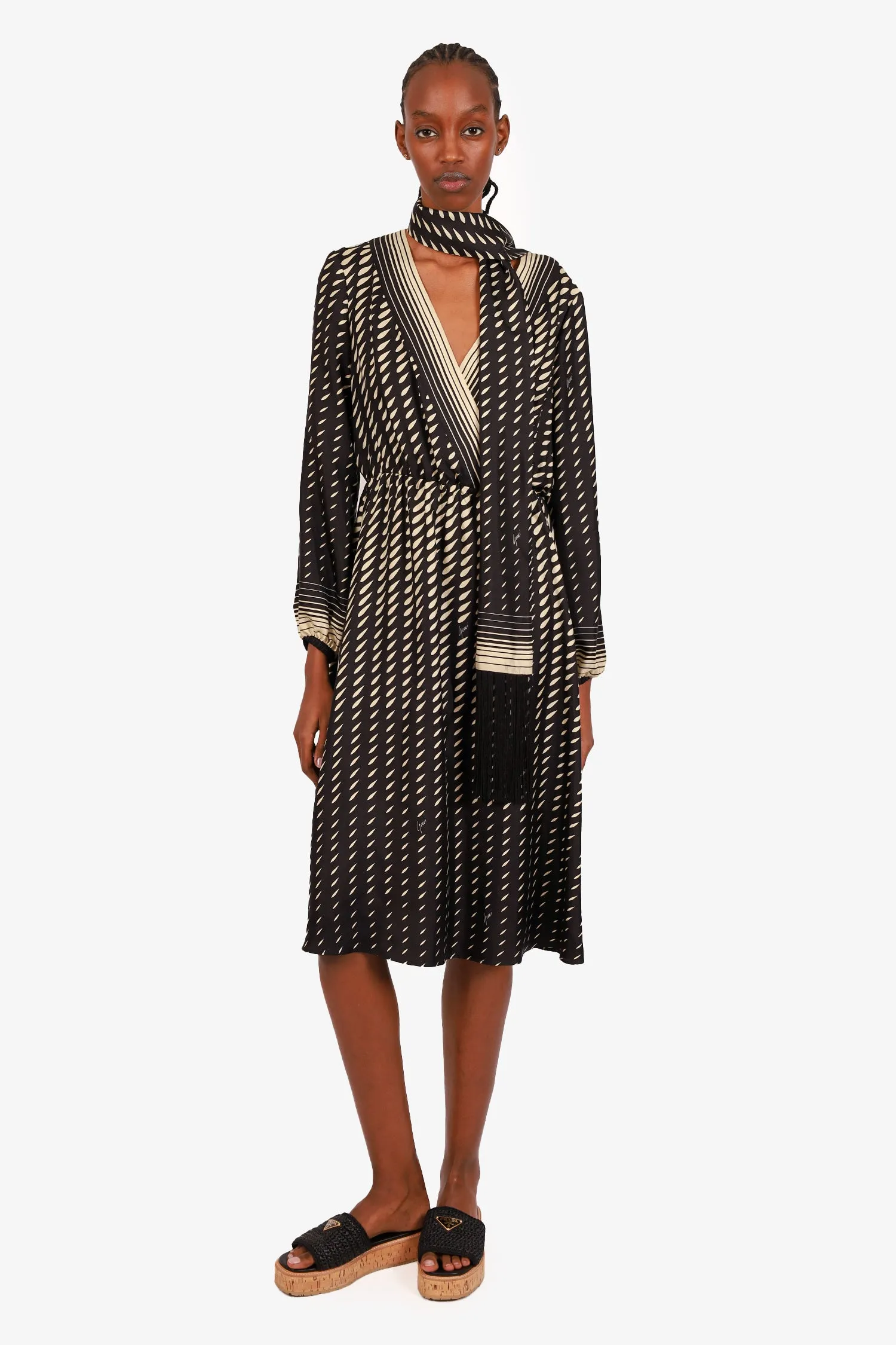 Gucci Robe en soie imprimée noir et blanc à encolure en V avec détails de franges et nœud taille 38