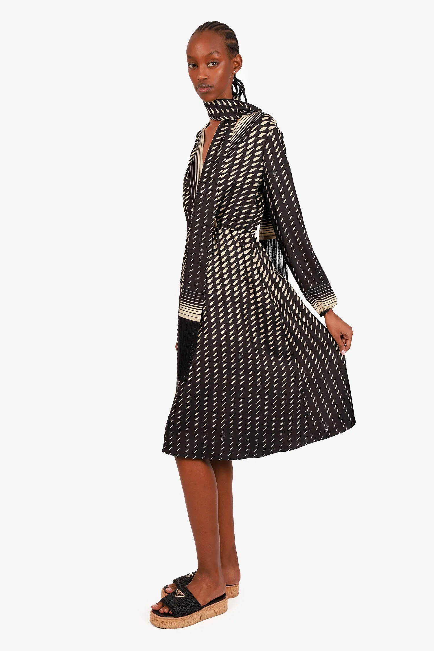 Gucci Robe en soie imprimée noir et blanc à encolure en V avec détails de franges et nœud taille 38
