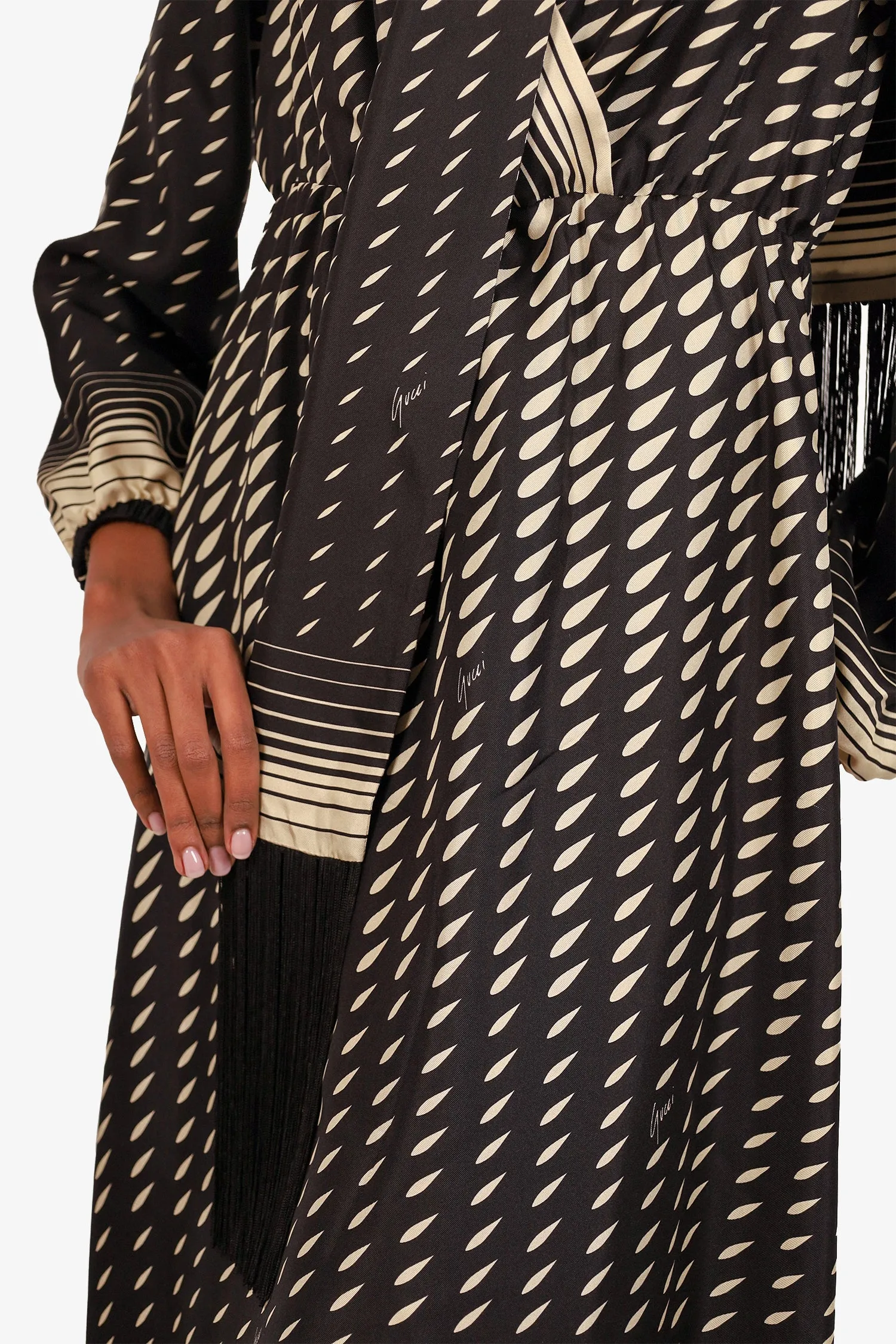 Gucci Robe en soie imprimée noir et blanc à encolure en V avec détails de franges et nœud taille 38