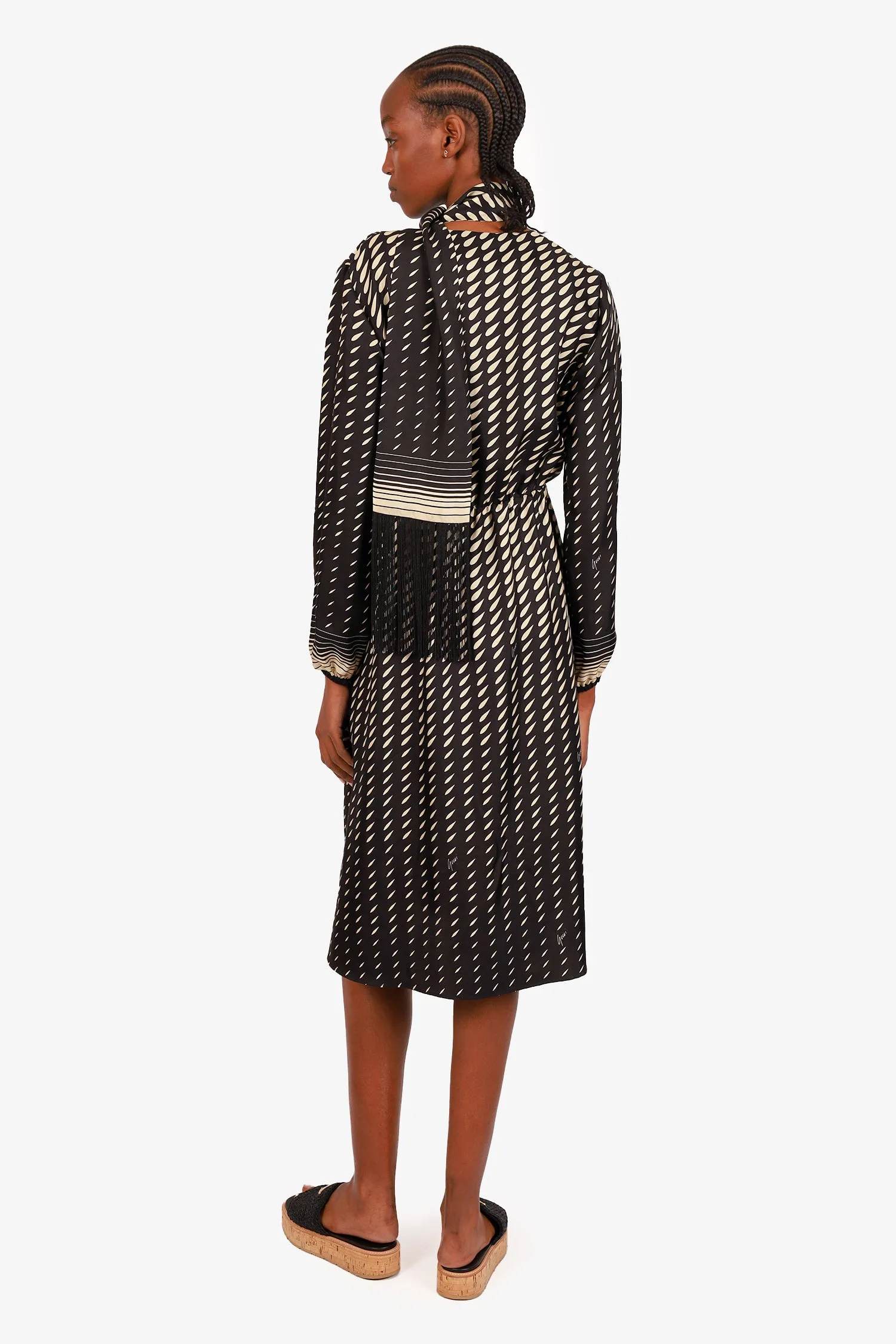 Gucci Robe en soie imprimée noir et blanc à encolure en V avec détails de franges et nœud taille 38