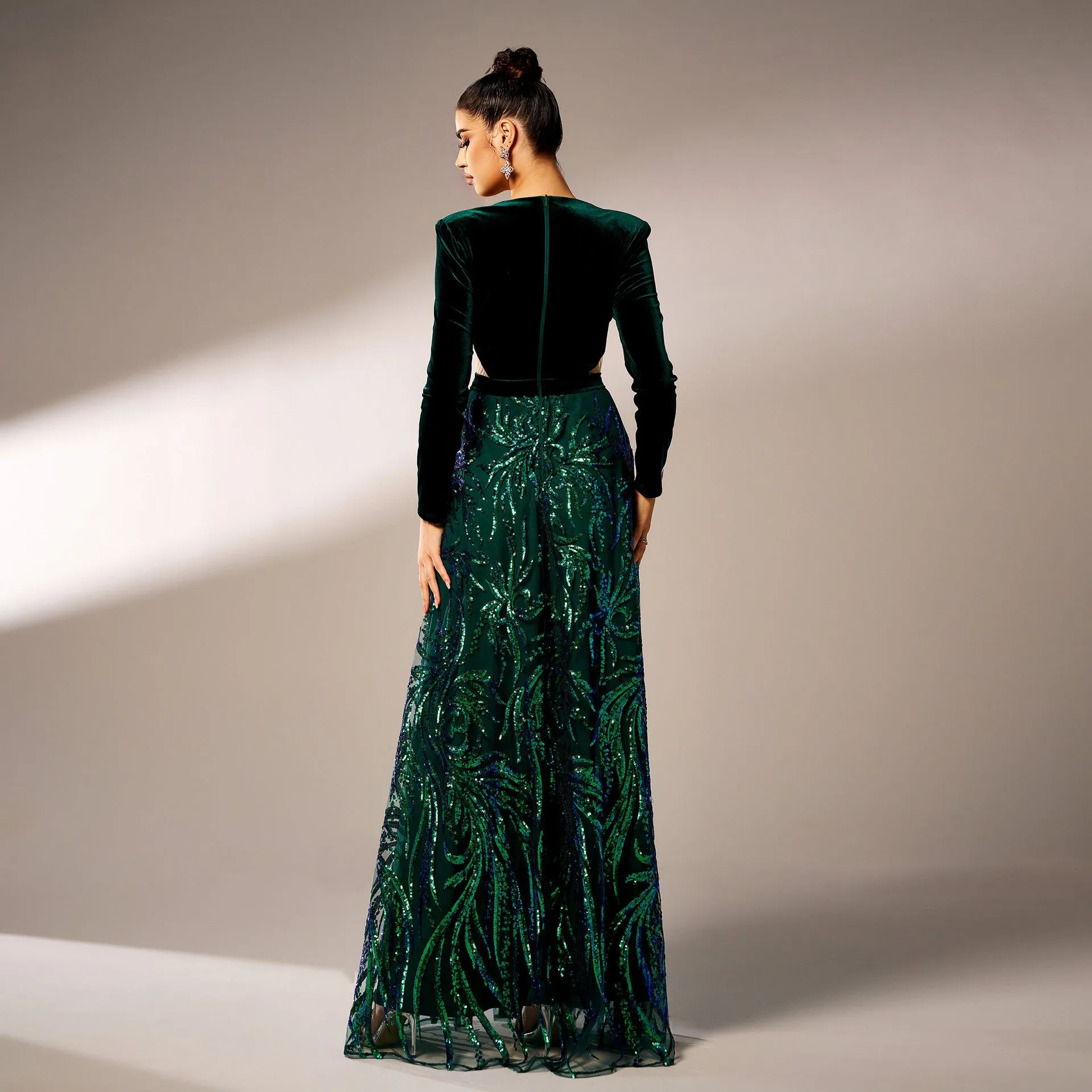 Robe longue à manches longues avec fente haute et paillettes