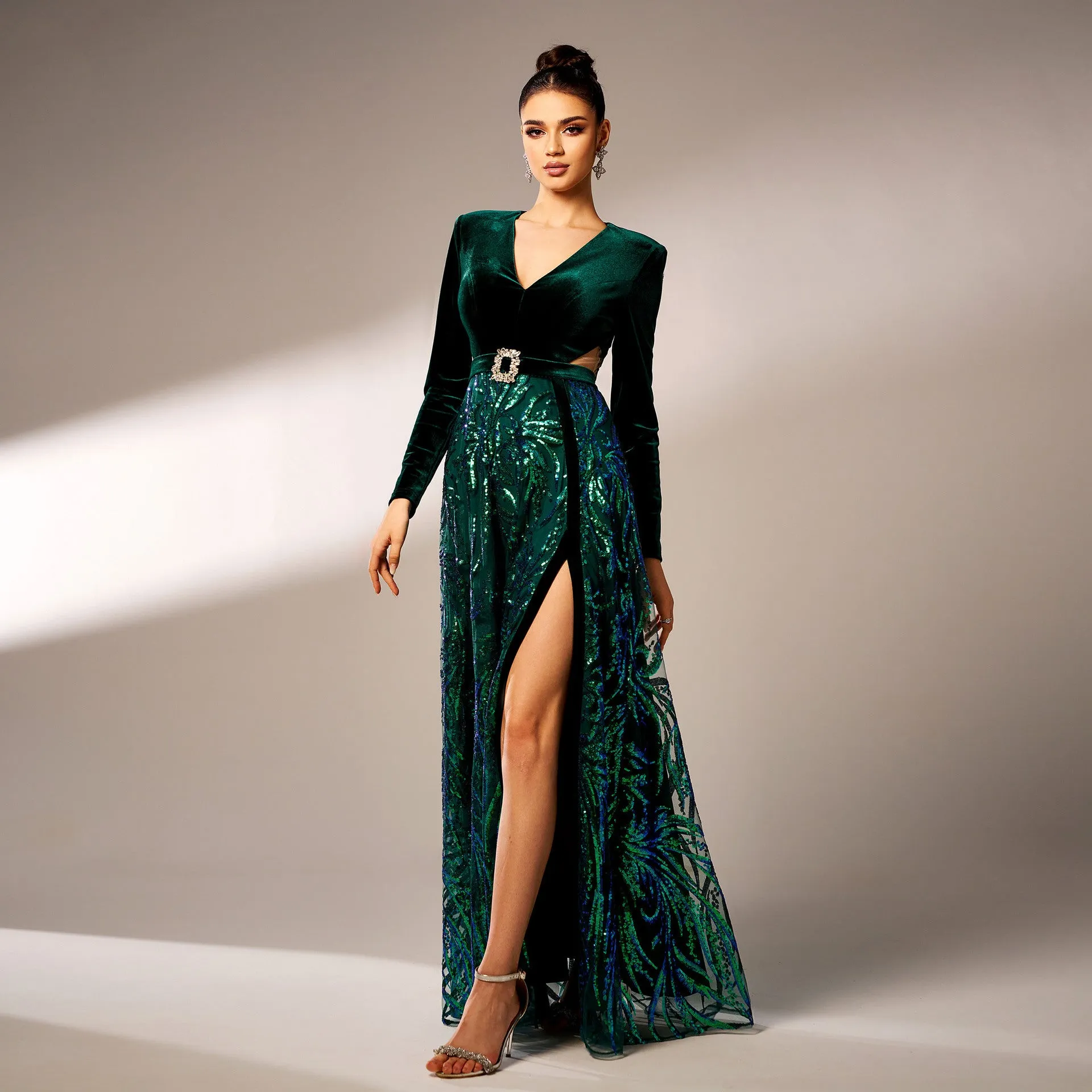Robe longue à manches longues avec fente haute et paillettes