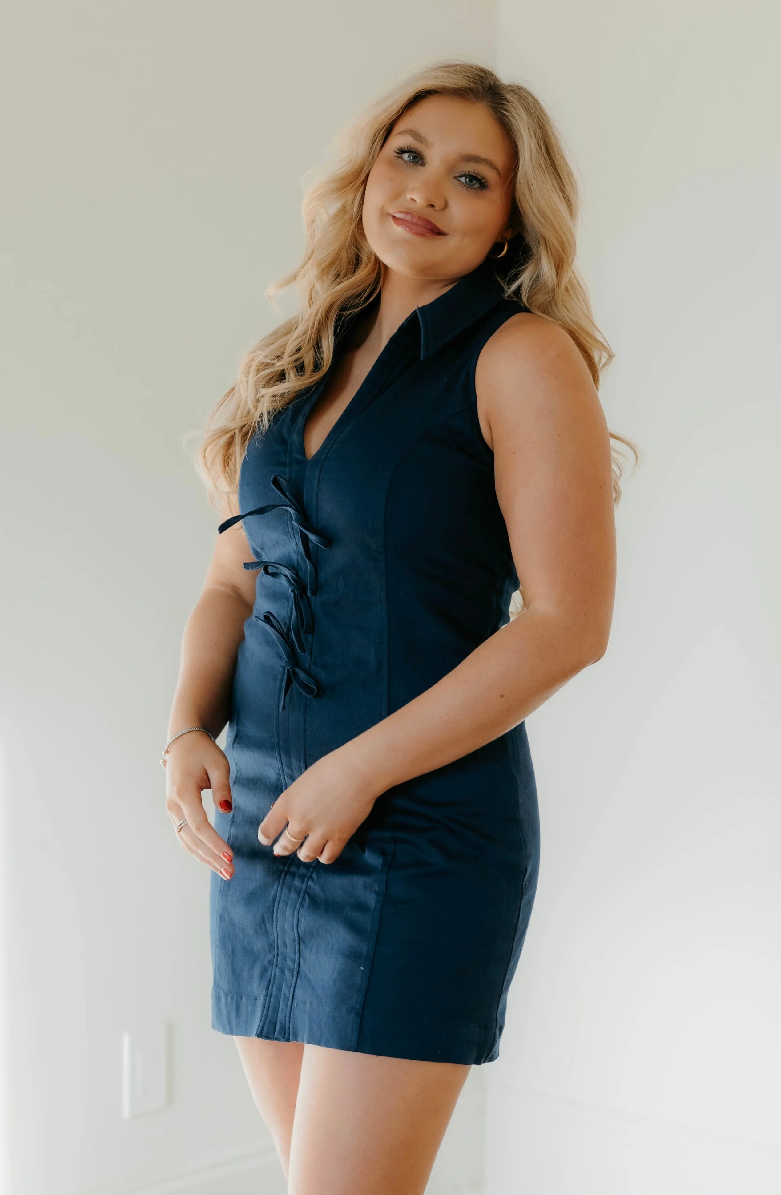 Robe Kallie sans manches avec nœud décoratif