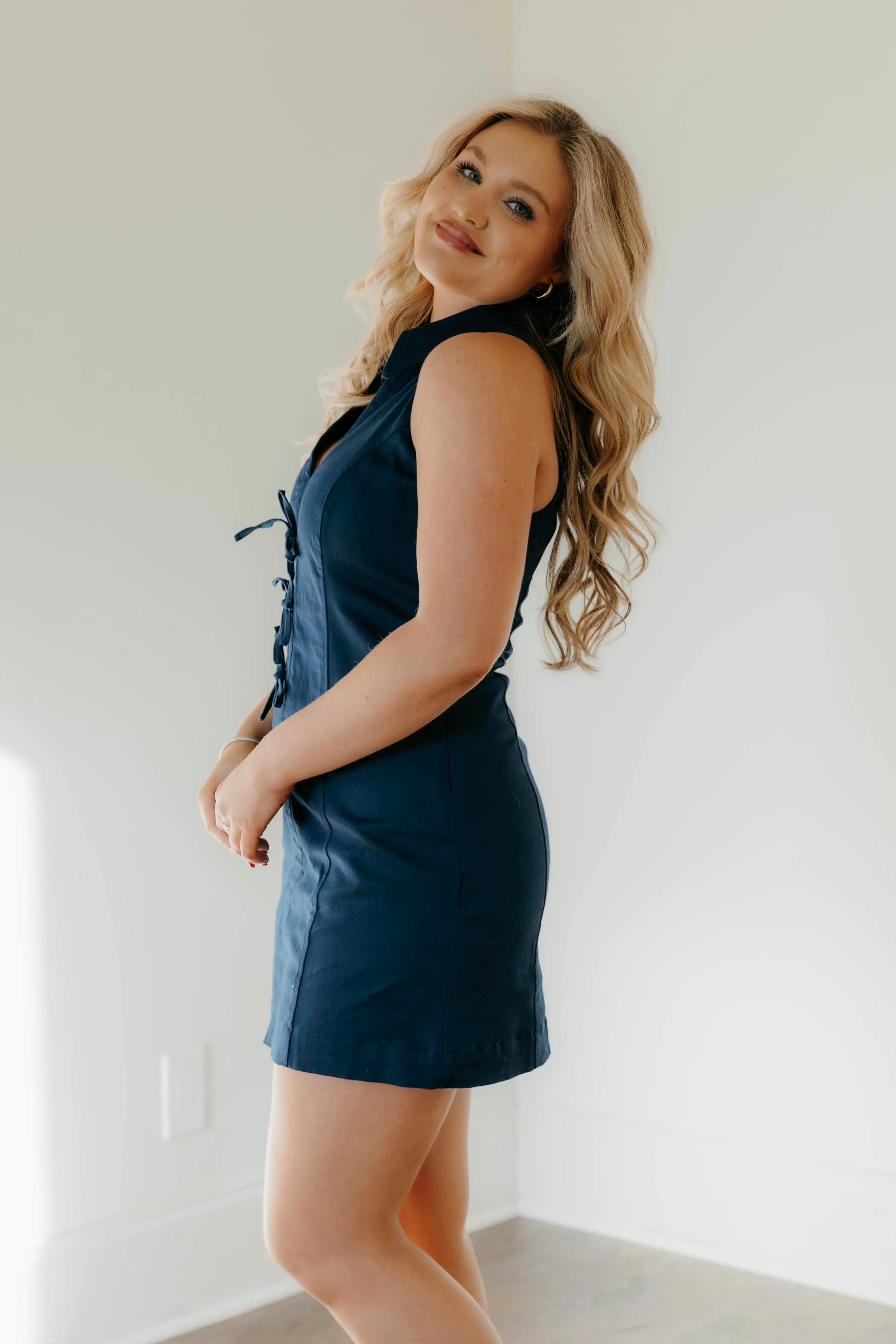 Robe Kallie sans manches avec nœud décoratif