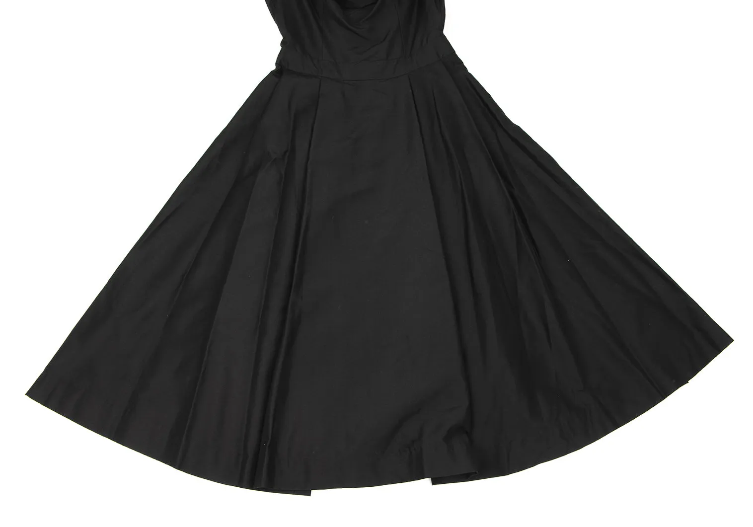 KEITA MARUYAMA Japon. Robe sans manches noire à motifs découpés