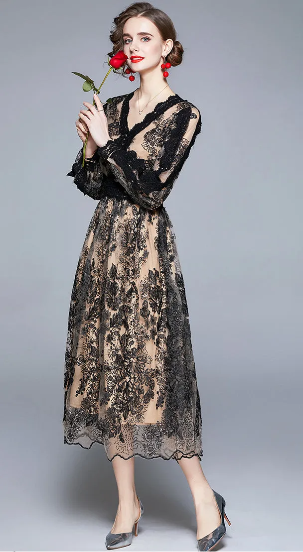 Robe longue ajustée en dentelle à col en V, manches longues, en mesh brodé de paillettes