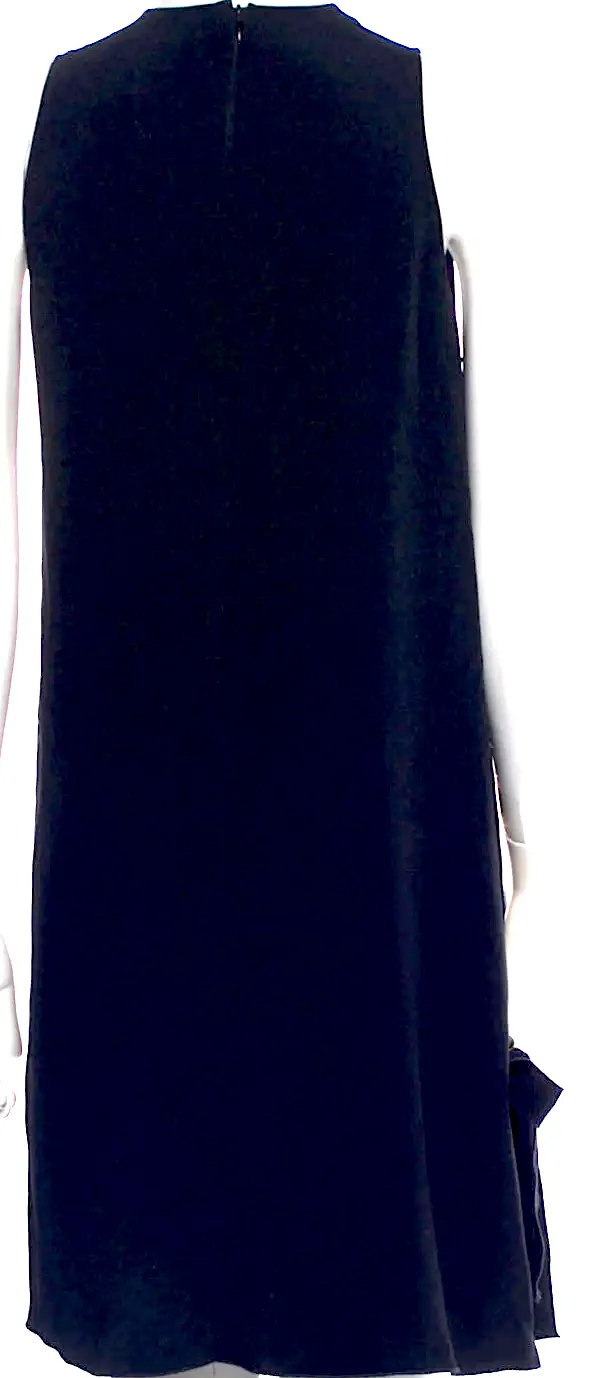 Lanvin Paris. Robe courte noire en PolyTech à col rond avec des détails de douilles plaquées or sur un côté