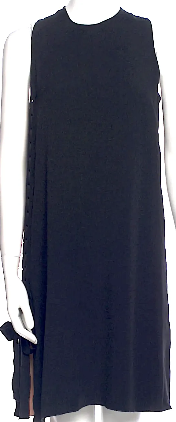 Lanvin Paris. Robe courte noire en PolyTech à col rond avec des détails de douilles plaquées or sur un côté