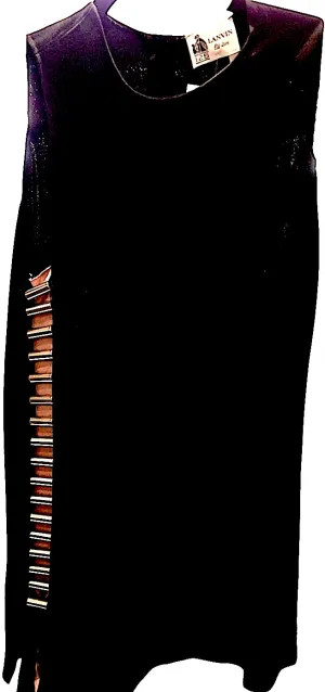 Lanvin Paris. Robe courte noire en PolyTech à col rond avec des détails de douilles plaquées or sur un côté