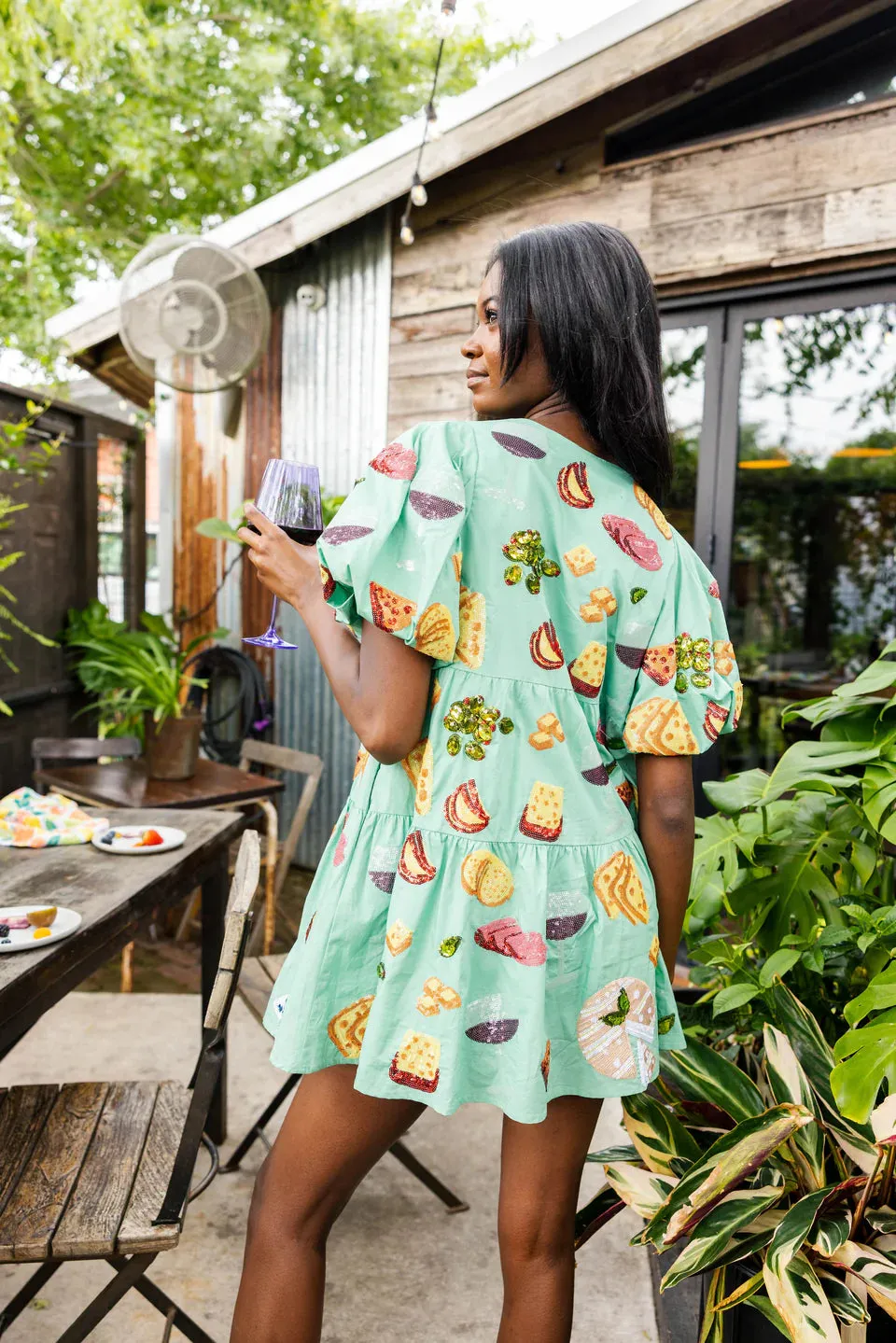 Robe à manches ballon avec vin mentholé et charcuterie