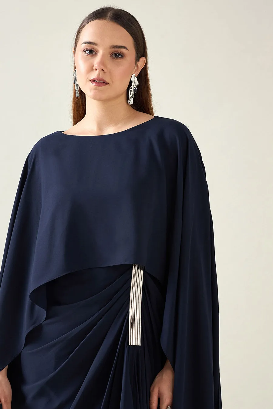 Robe drapée ornée en alliage marine