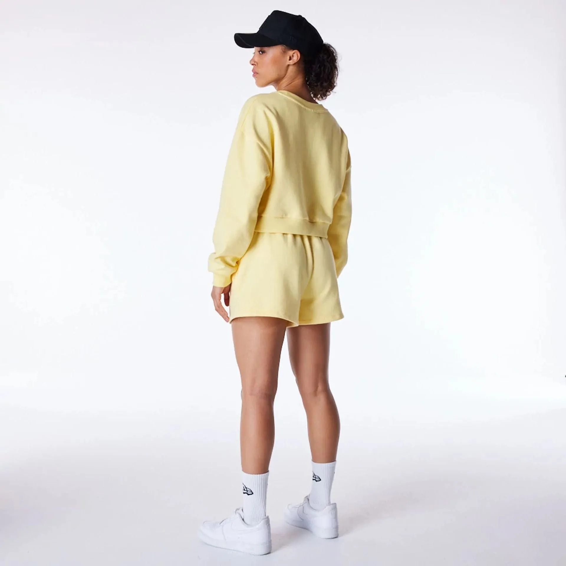New Era Shorts de Sport LA Dodgers Femmes MLB League Essentiels Shorts Jaune Pastel