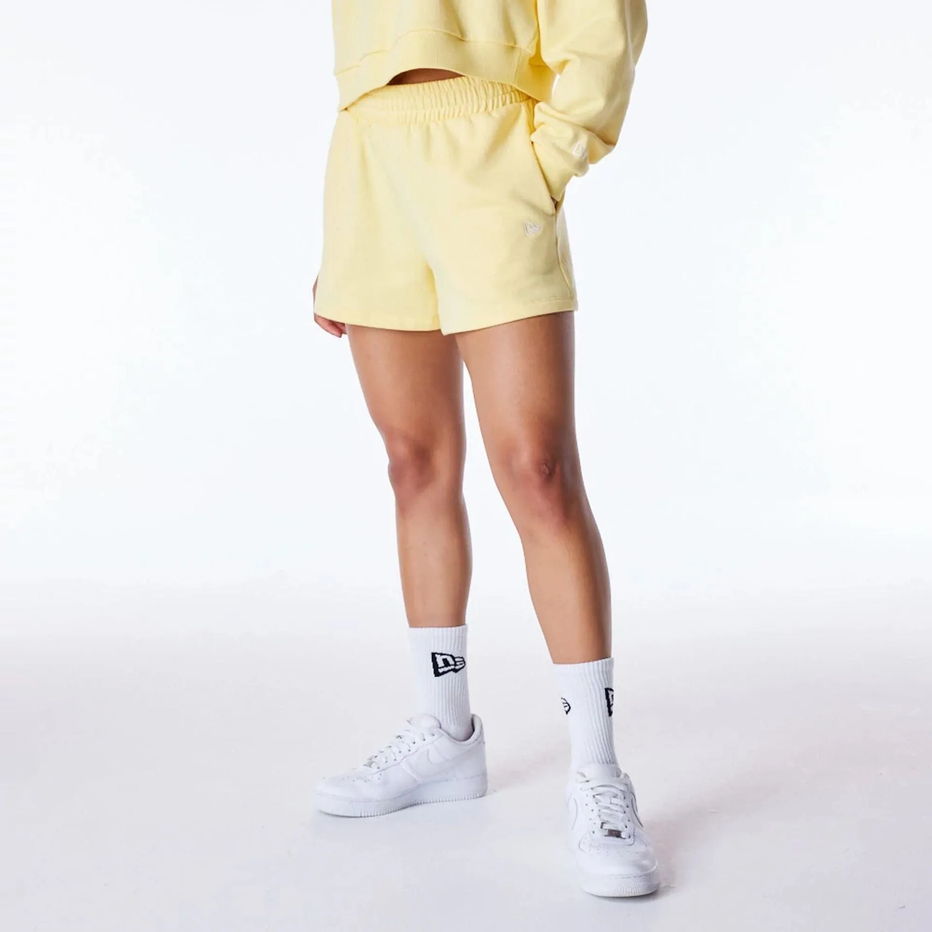 New Era Shorts de Sport LA Dodgers Femmes MLB League Essentiels Shorts Jaune Pastel