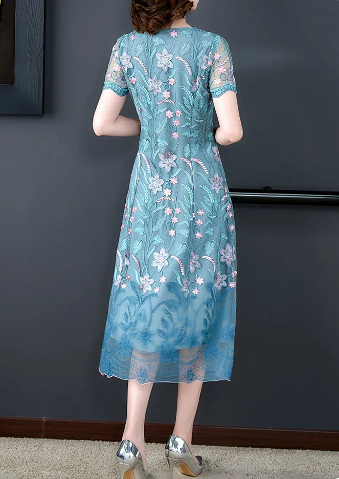 Nouvelle robe d'été bleue brodée grande taille