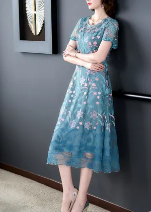 Nouvelle robe d'été bleue brodée grande taille