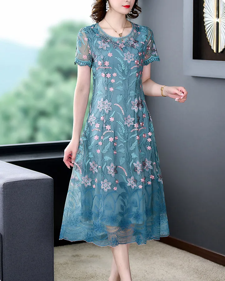 Nouvelle robe d'été bleue brodée grande taille