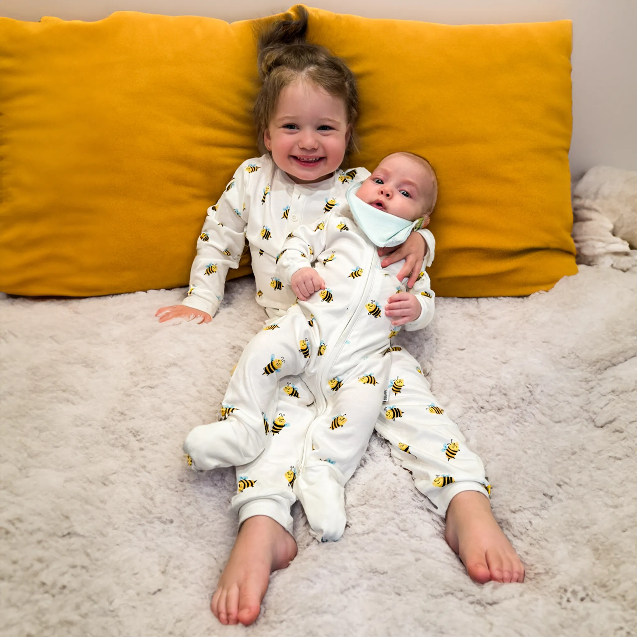 Pyjama deux pièces en coton bio avec motif abeille pour enfants