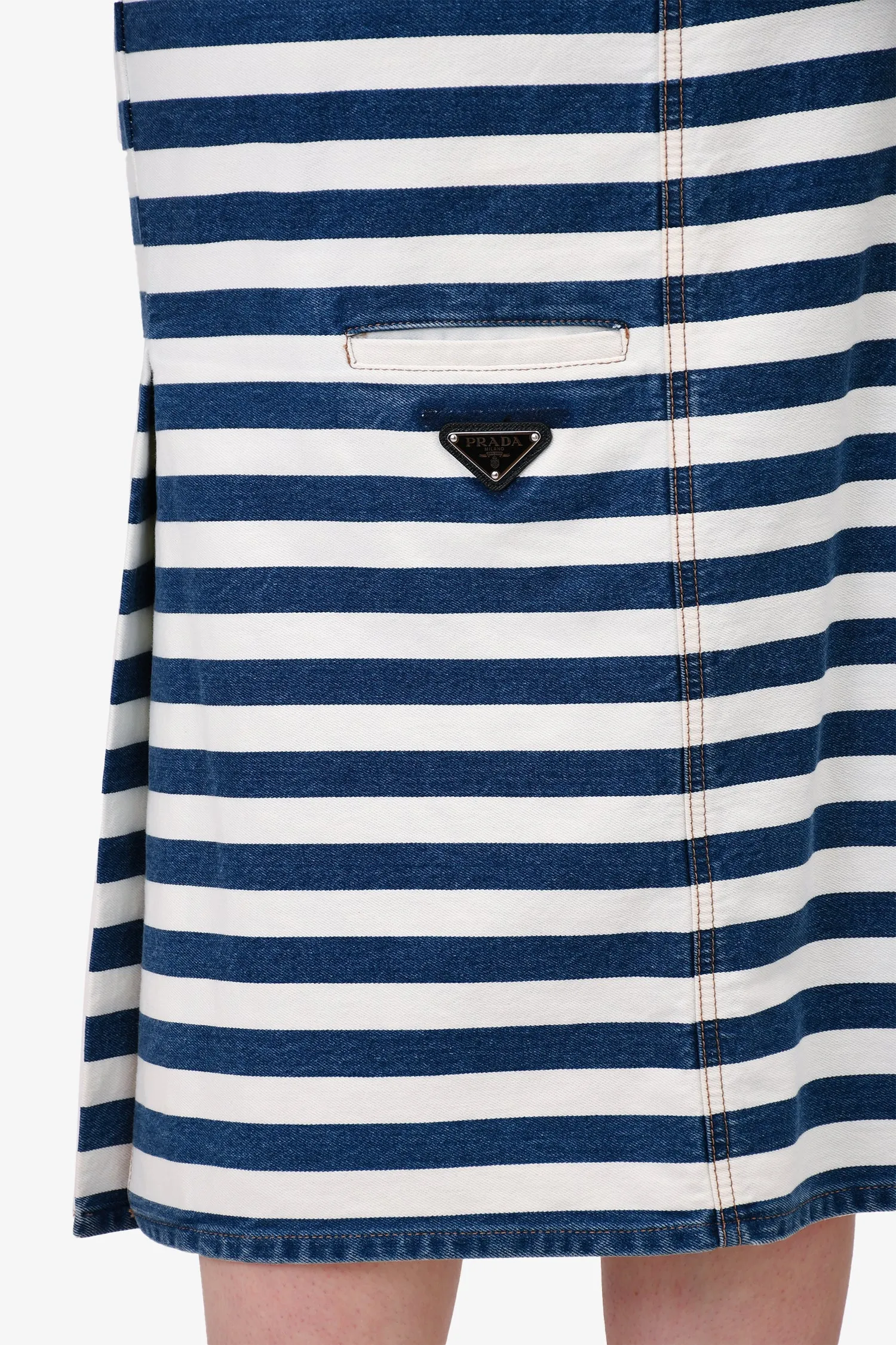 Jupe mi-longue en denim rayé bleu et blanc Prada Taille 42