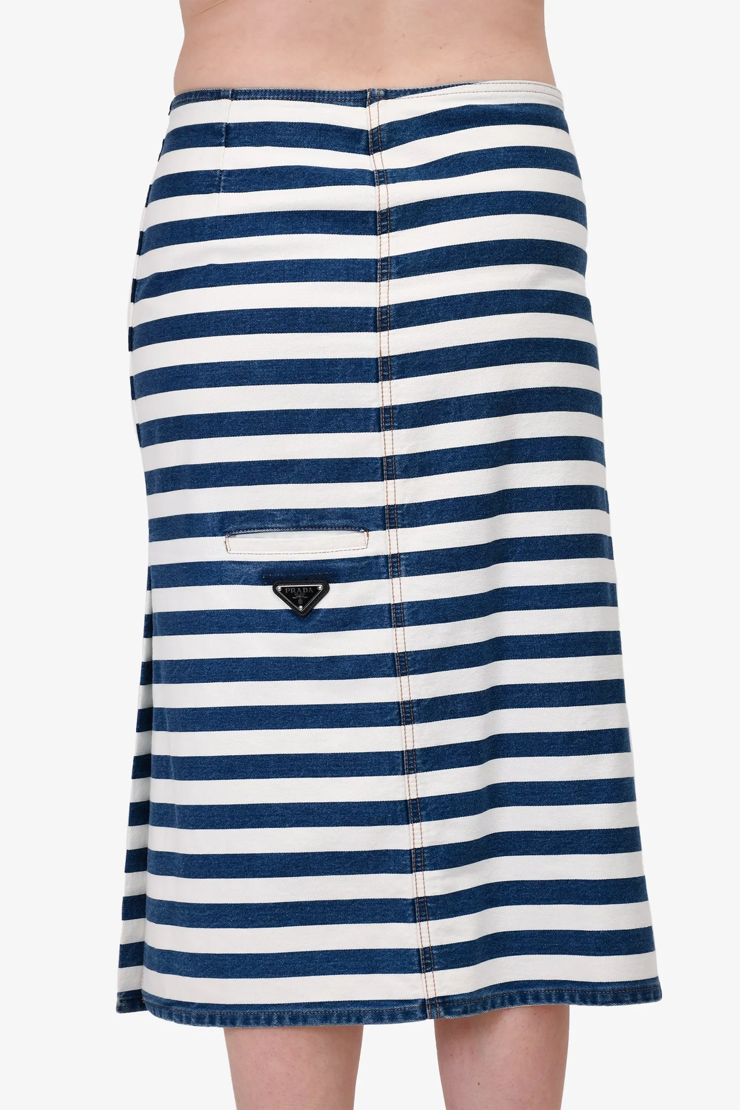 Jupe mi-longue en denim rayé bleu et blanc Prada Taille 42